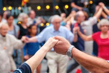 Vlies Fototapete Alte Türen View of senior people holding hands and dancing national dance Sardana