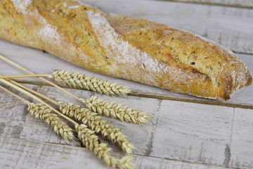 baguette de pain sur une table en bois