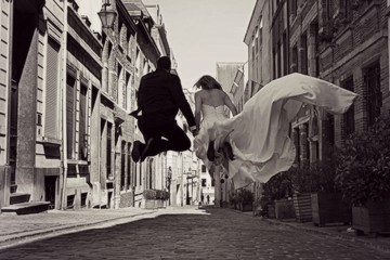 couple of boyfriends jumping on a street in Brussels