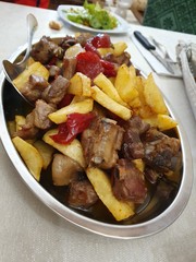 Carne di maiale con peperoni e patate 