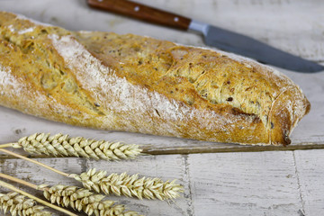 baguette de pain sur une table en bois