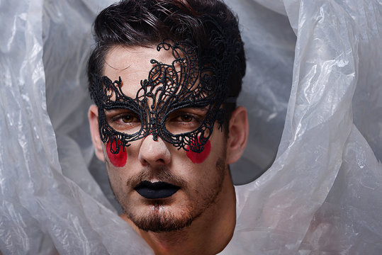 La craneo de el joker interpretado por el joven actor gay con mascara y lavios negros, de vestuario nailon reciclado . expresi&oacute;n melanc&oacute;lica