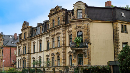 Fototapeta na wymiar Historisches gelbes Wohnhaus aus Stein mit schöner Fassade