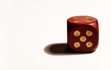 Colored paperclips, cubes, dice, pins, watercolor tubes, balls, playing cards, egg toys, 