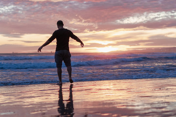 Fototapeta premium Chico joven caminando por la playa