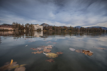Obraz premium Cold autumn panorama of Schloss Leopoldskron and the Leopoldskroner Weiher in Salzburg, Austria. Beautiful hotel where the sound of music was filmed rising just out of the water.