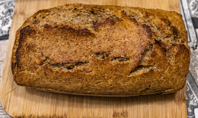 Pan de masa madre de Centeno hecho en casa en molde de horno
