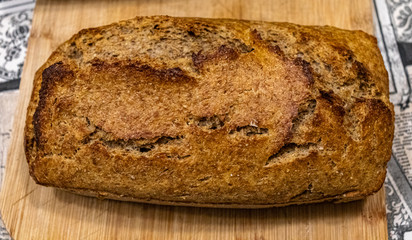 Pan de masa madre de Centeno hecho en casa en molde de horno