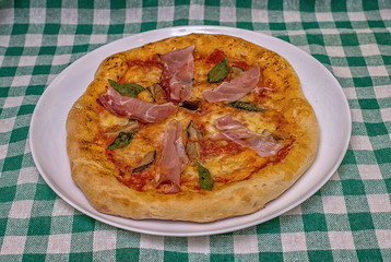 Pizza fungi jamon mozzarella tomato