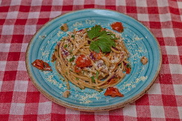 Spaghetti all'Amatriciana tomatto bacon parsley