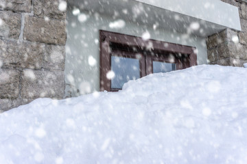 Wohnhaus von Schneemassen verschüttet
