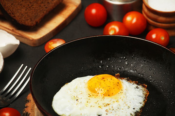 Fried egg with tomatoes and bread	