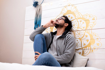 Hombre en su habitación en cuarentena