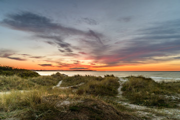 Wunderschöne Dünenlandschaft zur Abenddämmerung in Dänemark.