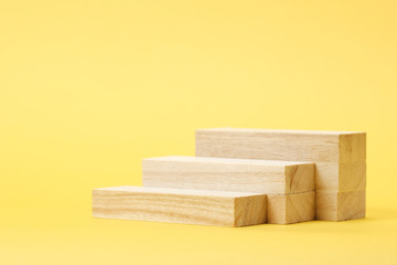 黄色背景に三段に積み上げられた積み木 02