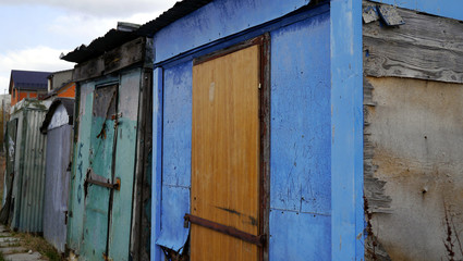 Stare, kolorowe, zniszczone baraki. Zrobione z blachy i drewna, rozpadają się, starodawne budowle, slumsy, mieszkania bezdomnych.  - obrazy, fototapety, plakaty