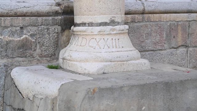 Particolari lapidei della Cattedrale Sant'Andrea di Venosa in Basilicata, Italia