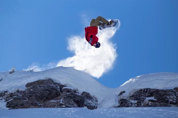 Gordijnen Snowboarder does backflip in backcountry © bas