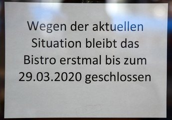 Info im Fenster eines geschlossenen Bistros