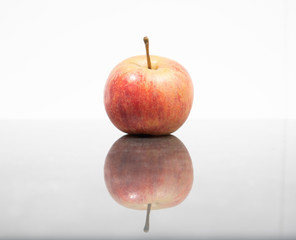 Manzana reflejada en cristal artistica de color roja,fruta fresca y sabrosa muy saludable.