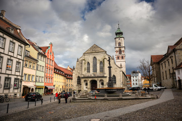 Fototapeta premium Marktplatz otoczony starymi historycznymi budynkami w Lindau, mieście nad jeziorem Bodensee w Niemczech