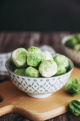 Choux de Bruxelles dans un bol en céramique, préparation de choux de Bruxelles en cuisine