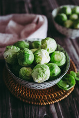 Choux de Bruxelles dans un bol en céramique, préparation de choux de Bruxelles en cuisine