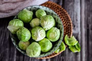 Choux de Bruxelles dans un bol en céramique, préparation de choux de Bruxelles en cuisine