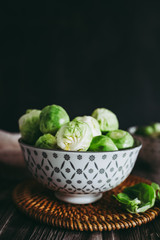 Choux de Bruxelles dans un bol en céramique, préparation de choux de Bruxelles en cuisine