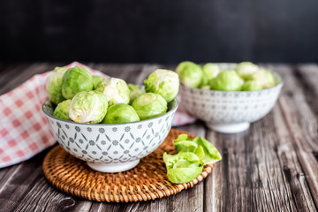 Choux de Bruxelles dans un bol en céramique, cuisiner 