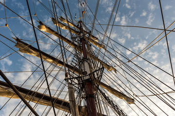 Segelyacht mit Blick in den Himmel.