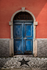 Porta antiga de madeira e ferro
