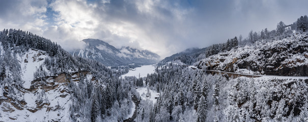 Vue aérienne du viaduc de Landwasser avec chemin de fer sans train célèbre en hiver, point de repère de la Suisse, neige, rivière et montagnes
