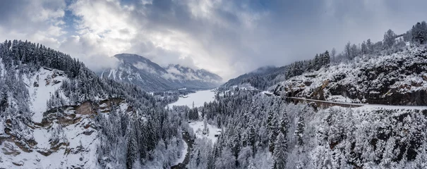 Photo sur Plexiglas Viaduc de Landwasser Vue aérienne du viaduc de Landwasser avec chemin de fer sans train célèbre en hiver, point de repère de la Suisse, neige, rivière et montagnes