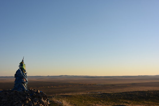 モンゴル高原の景色。Summer Mongolian landscape with monument and moon.Sunny day in Mongolian steppes.
