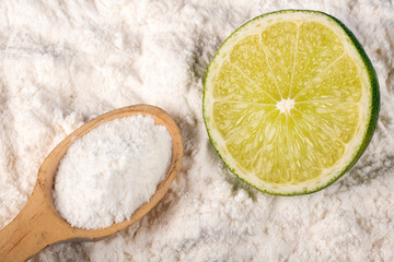 Lemon juice mixed with baking soda is a simple remedy that brings great benefits to the body