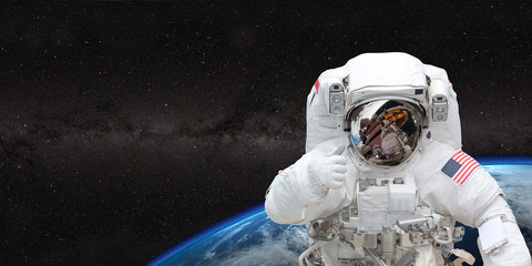 Astronaut auf Weltraummission mit Mond und Erde im Hintergrund. Elemente dieses von der NASA bereitgestellten Bildes.
