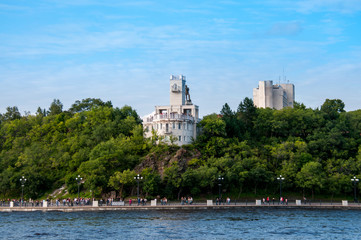 Fototapeta na wymiar Russia, Khabarovsk, August 2019: the cliff Building and the monument to Muravyov-Amursky on the Bank of the Amur river in the city of Khabarovsk in the summer