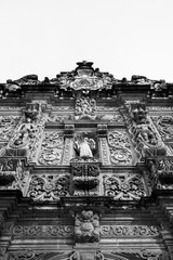 Frente de igreja antiga com muitos detalhes arquitet&ocirc;nicos em Salvador, Bahia.