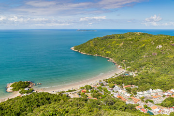 Fototapeta na wymiar Praia de Bombinhas vista do Morro do Macaco em Santa Catarina, região sul do Brasil