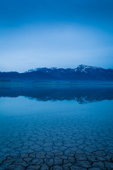 See und Berge in der Dämmerung - Forggensee am Morgen