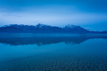 Berge und See am Morgen - Blaue Stunde am Forggensee