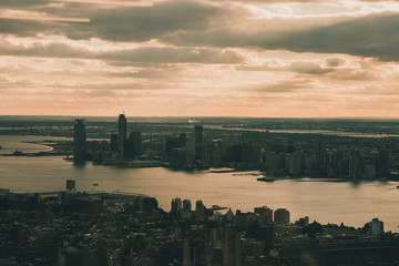 Vista de la bahía y los rascacielos de New York al atardecer