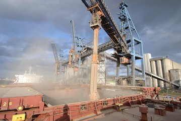 Fototapeta na wymiar Port de Rouen, silo Senalia, chargement d'orge sur cargo Panamax