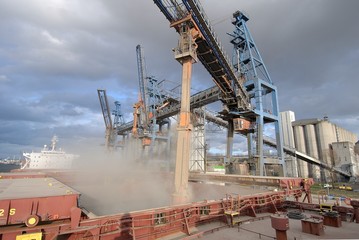 Fototapeta na wymiar Port de Rouen, silo Senalia, chargement d'orge sur cargo Panamax