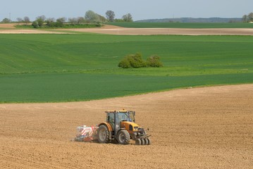 Obraz premium Cultures, semis de mais en pays de Bray