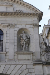 Obraz premium Statue on the arch of entrance to St Paul's Cathedral in a sunny afternoon, London UK