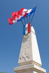 Monument aux morts avec drapeaux bleu blanc rouge. Jour férié