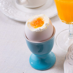 The perfect table with colorful table decorations for Easter