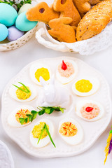 The perfect table with colorful table decorations for Easter